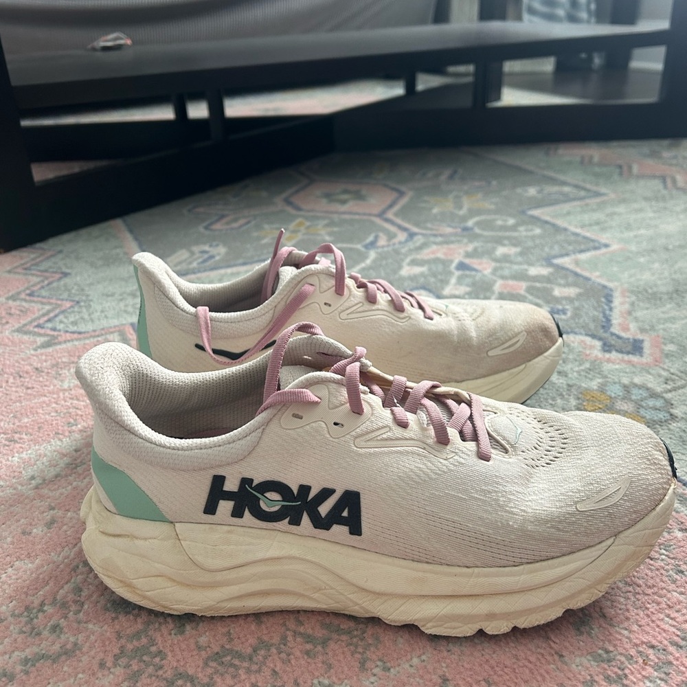 Hoka Women's Arahi 8 Running Shoes